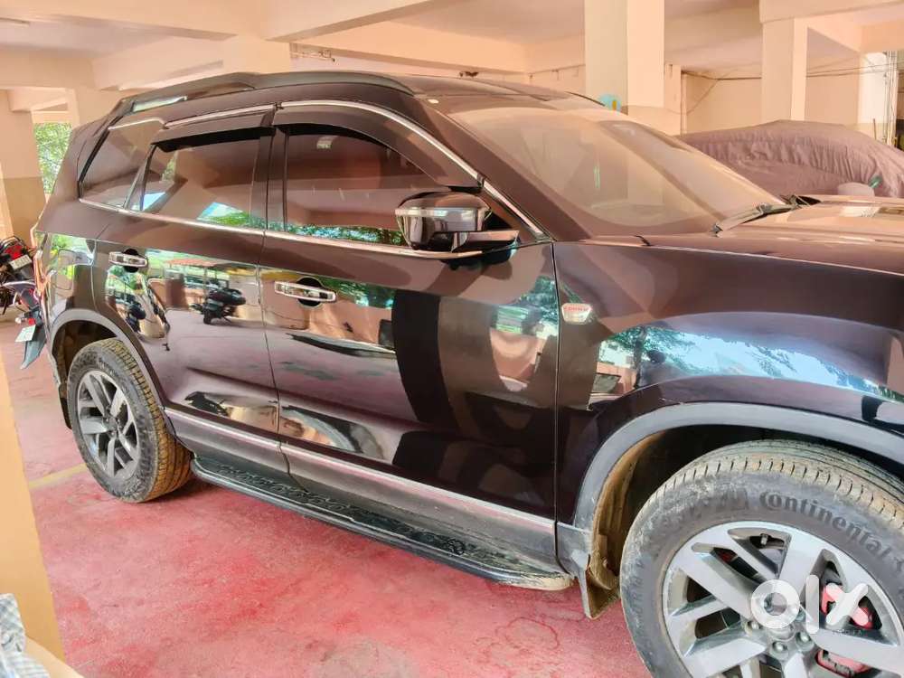 Tata Safari Plus 6 Dark 2023