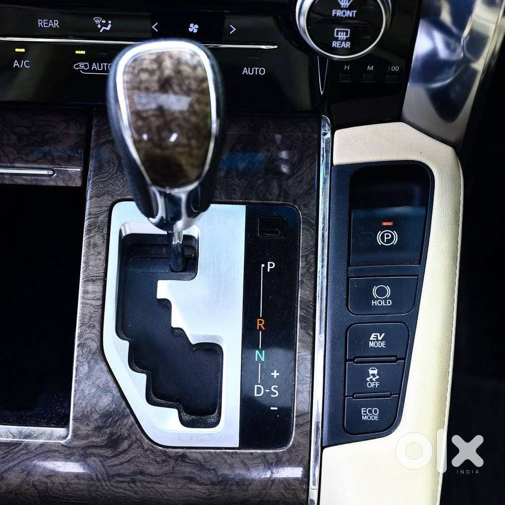 Toyota Vellfire 2.5 Executive Lounge, 2023, Petrol