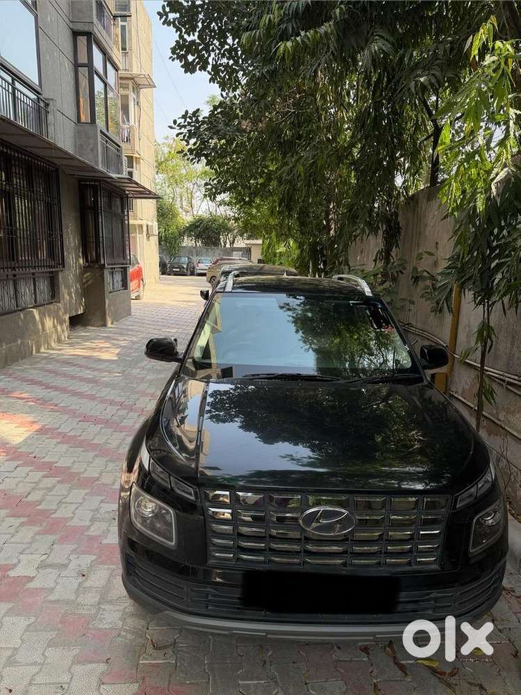 Hyundai Venue 2022 Petrol 25000 Km Driven