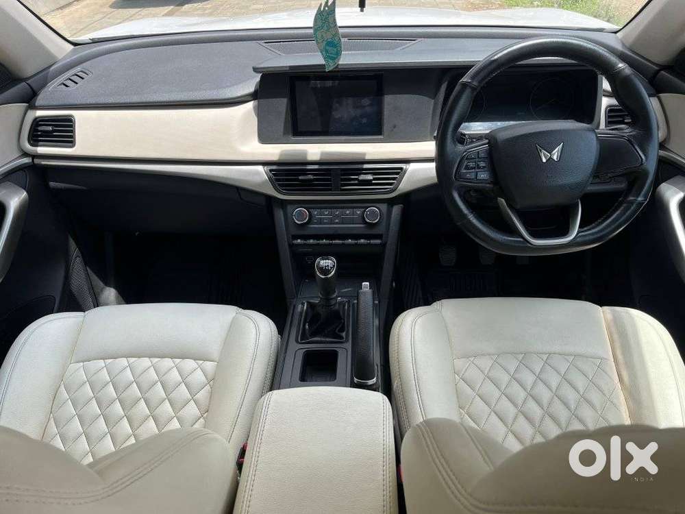 Mahindra Xuv700 2.0 Mx Petrol Mt 5 Str, 2022, Petrol
