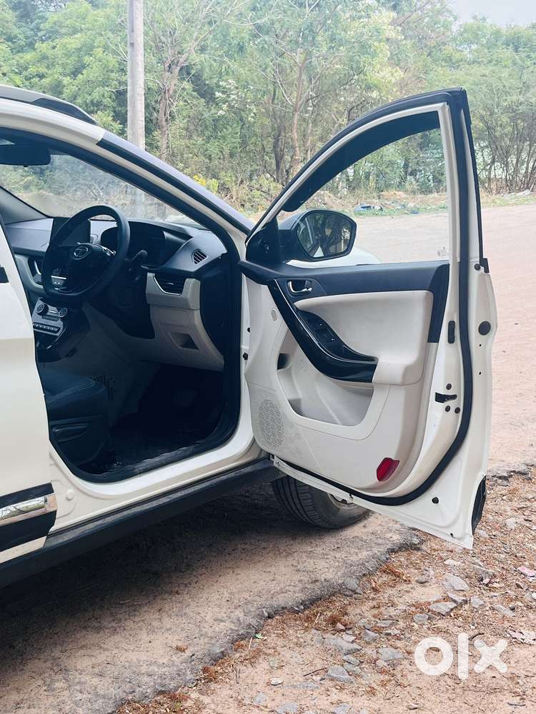 Tata Nexon, 2023, Petrol