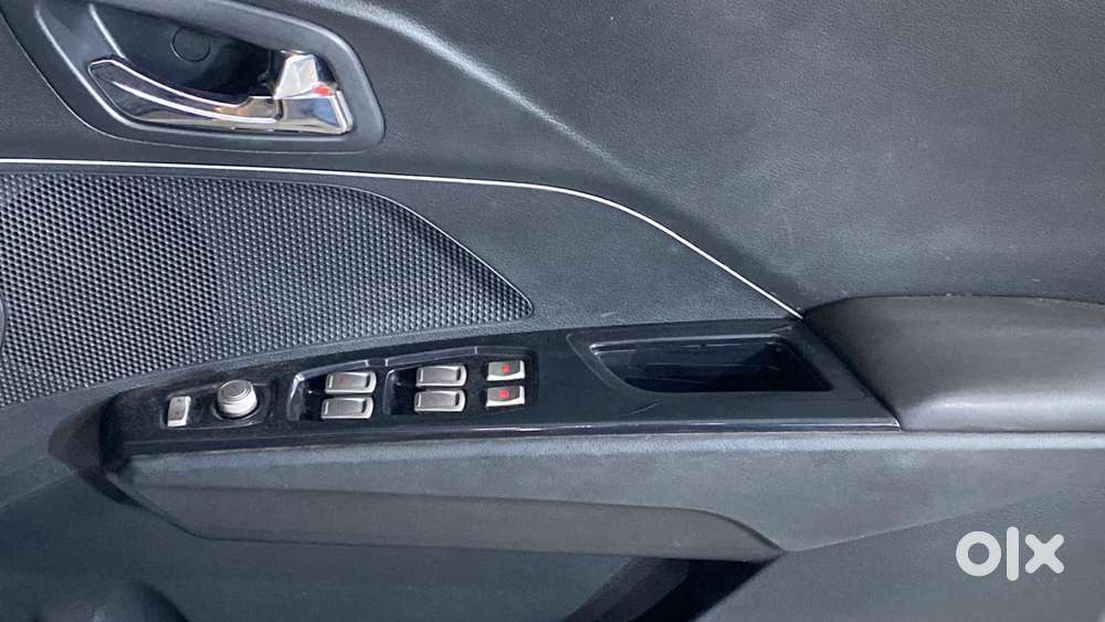 Mahindra Xuv300 W8 Option Dual Tone, 2023, Petrol