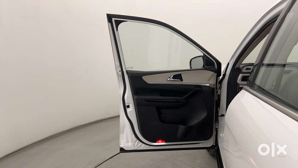 Mahindra Xuv700 2.2 Ax 7 Diesel At Luxury Pack Str, 2022, Diesel