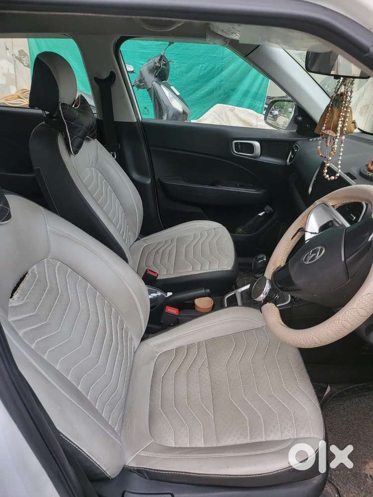 Hyundai Venue Petrol 19