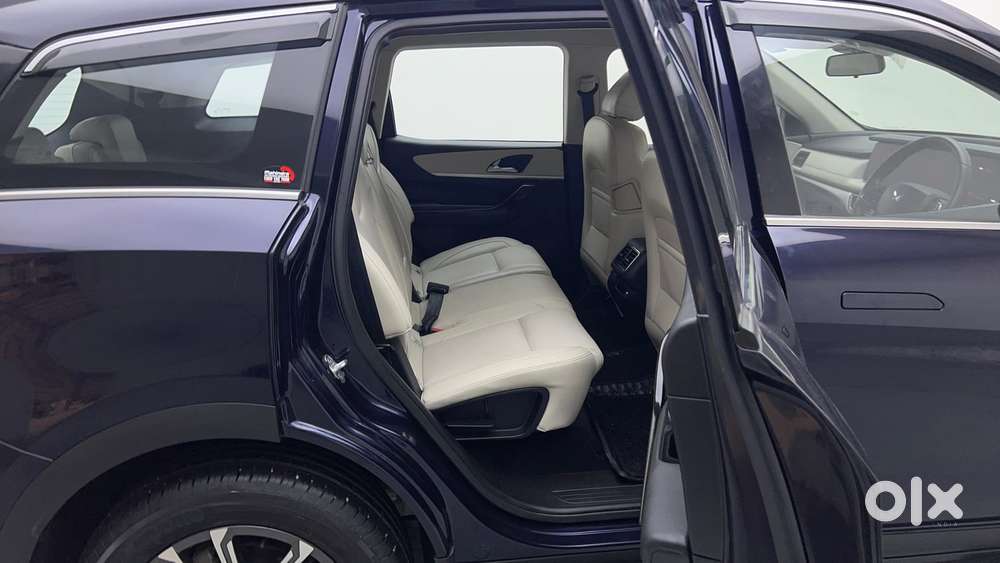 Mahindra Xuv700 2.0 Ax 7 Petrol Mt Str, 2024, Petrol