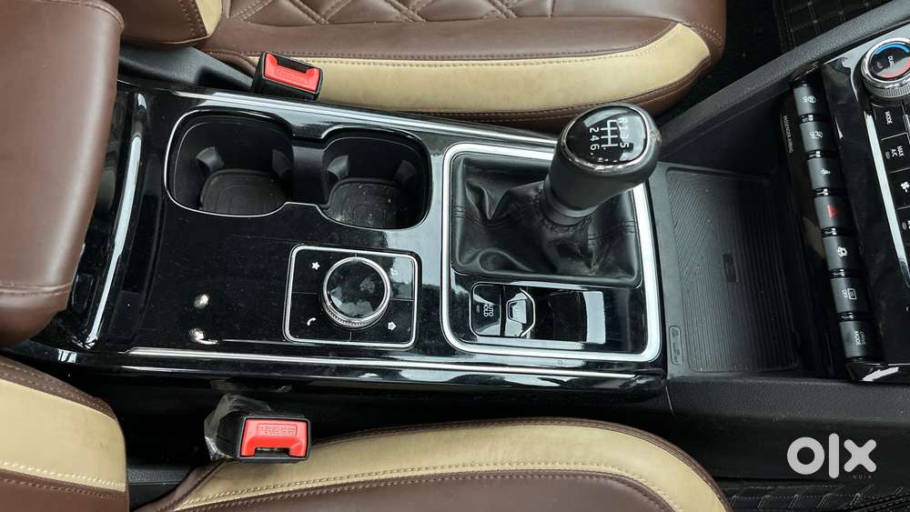 Mahindra Xuv700 2.0 Ax 5 Petrol Mt 7 Str, 2023, Diesel