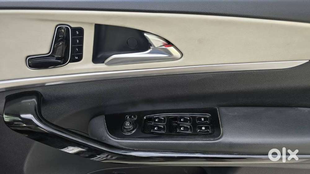 Mahindra Xuv700 2.0 Ax 7 Petrol Mt Str, 2024, Petrol