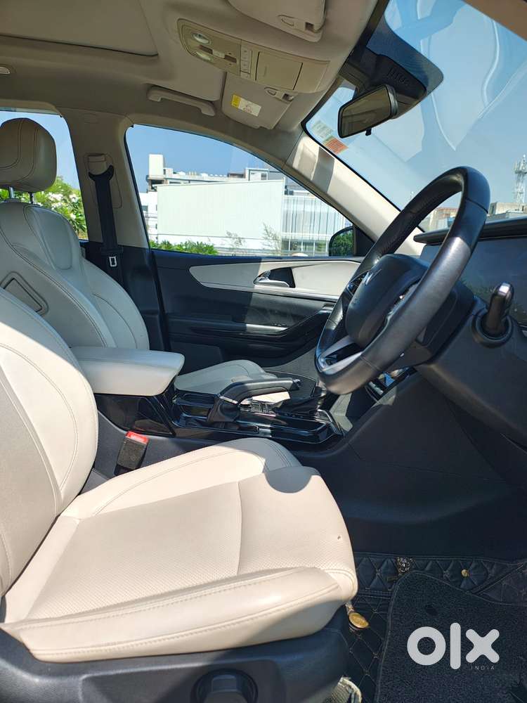 Mahindra Xuv700 2.2 Ax 7 Diesel At Str, 2021, Diesel