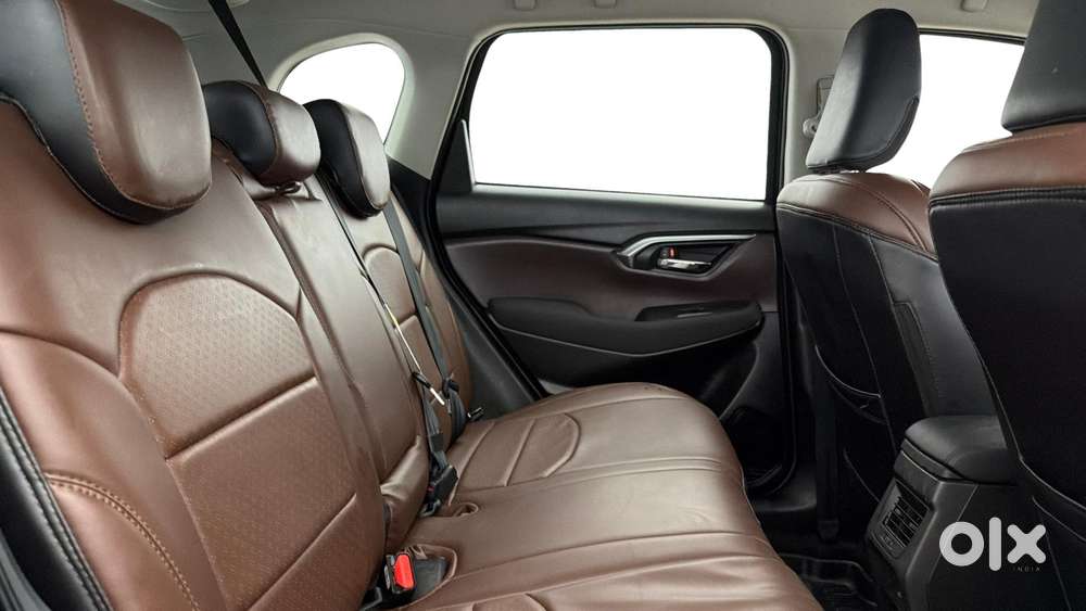 Maruti Suzuki Grand Vitara 1.5 Alpha Plus Intelligent Hybrid Ecvt, 2..