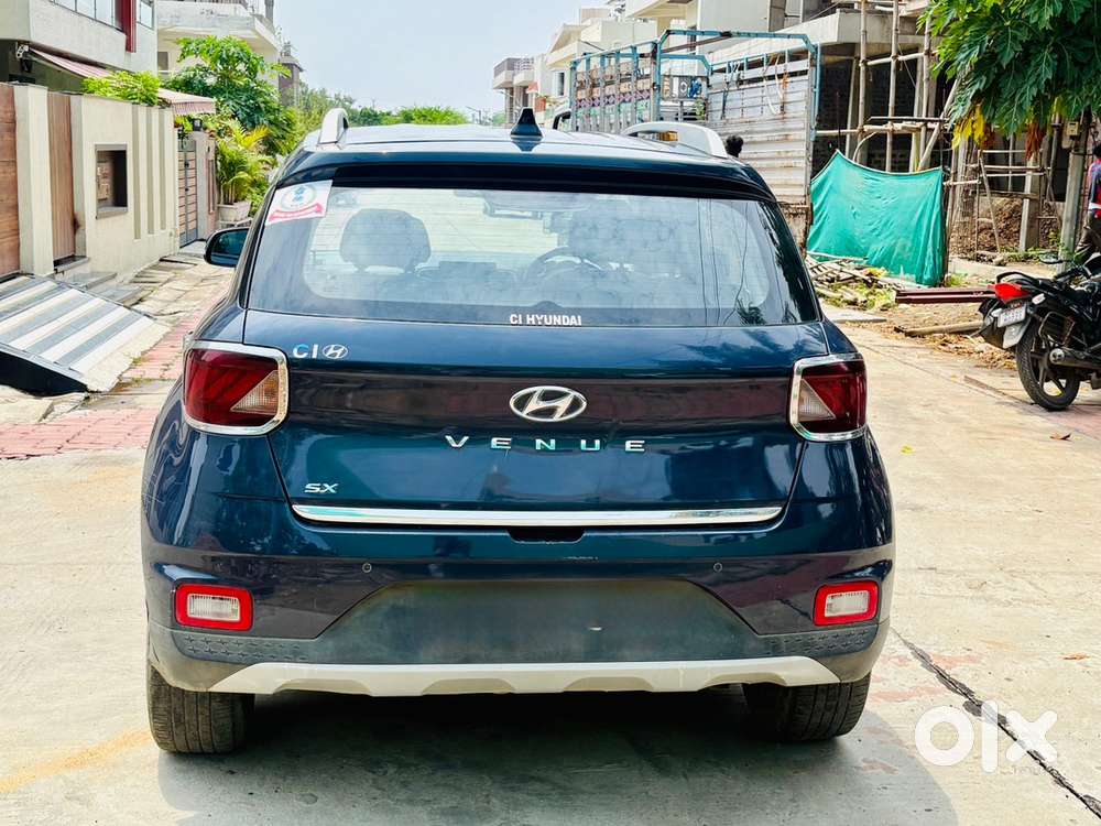 Hyundai Venue Diesel (income Tax Officers Car), 24.7 Km/l Mileage