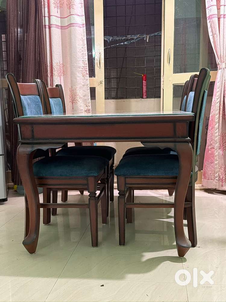 Urgent Sell: Selling my 4 seater dinning table, Used very less