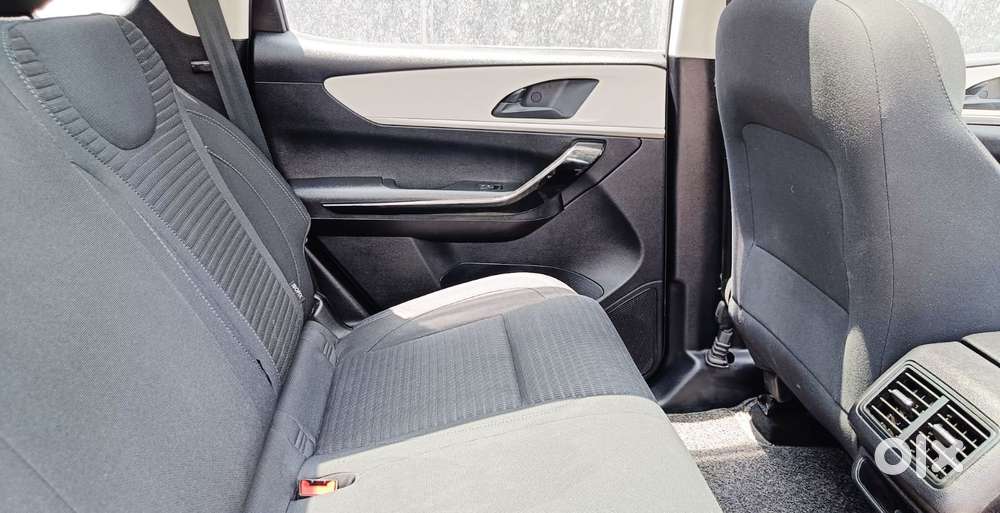 Mahindra Xuv700 2.0 Ax 5 Petrol At Str, 2022, Petrol