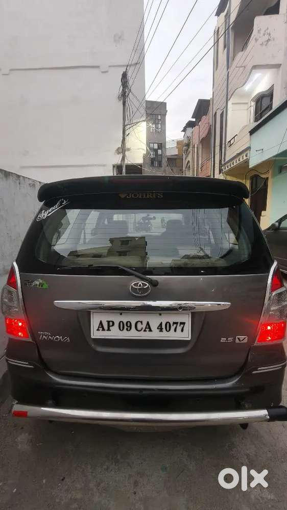 Toyota Innova 2010 2.5v 8 Seater