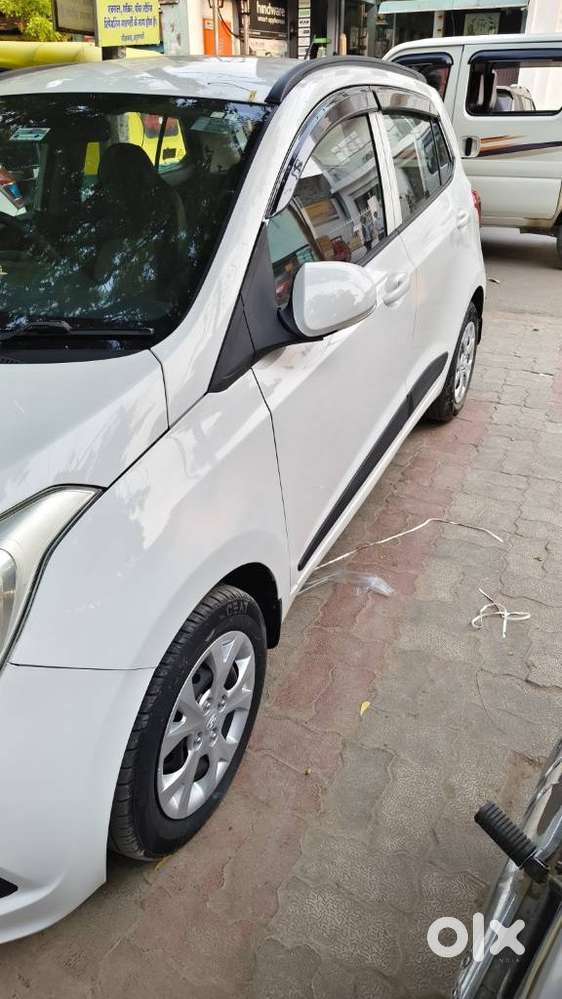 Hyundai Grand I10 Sportz, 2015, Petrol