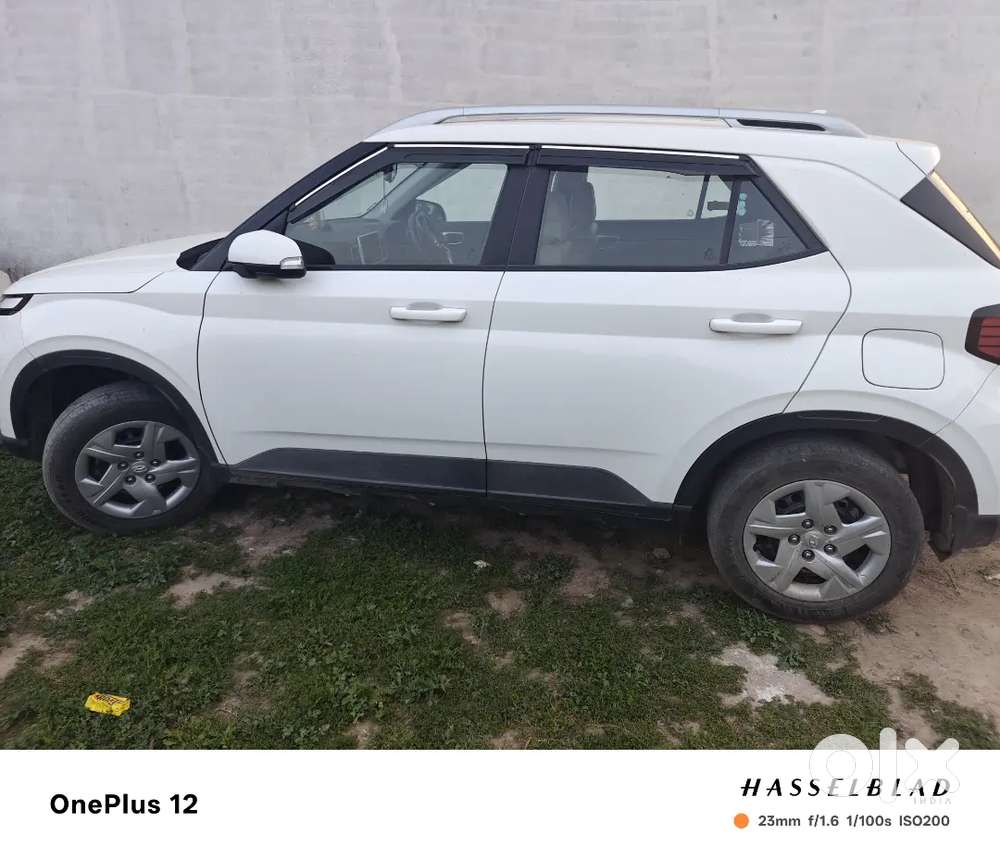 Hyundai Venue 2022 Petrol 27880 Km Driven