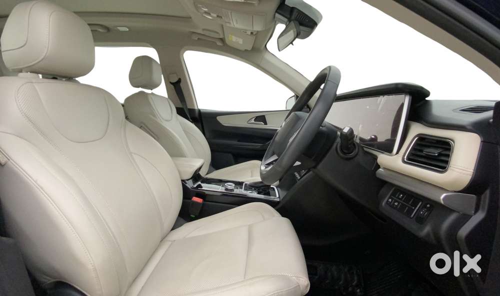 Mahindra Xuv700 2.2 Ax 7 Diesel Mt Luxury Pack Str, 2025, Diesel