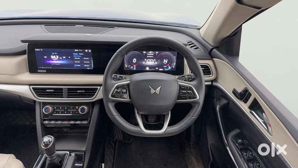Mahindra Xuv700 Ax 5 Petrol Mt 7 Str (e), 2023, Petrol