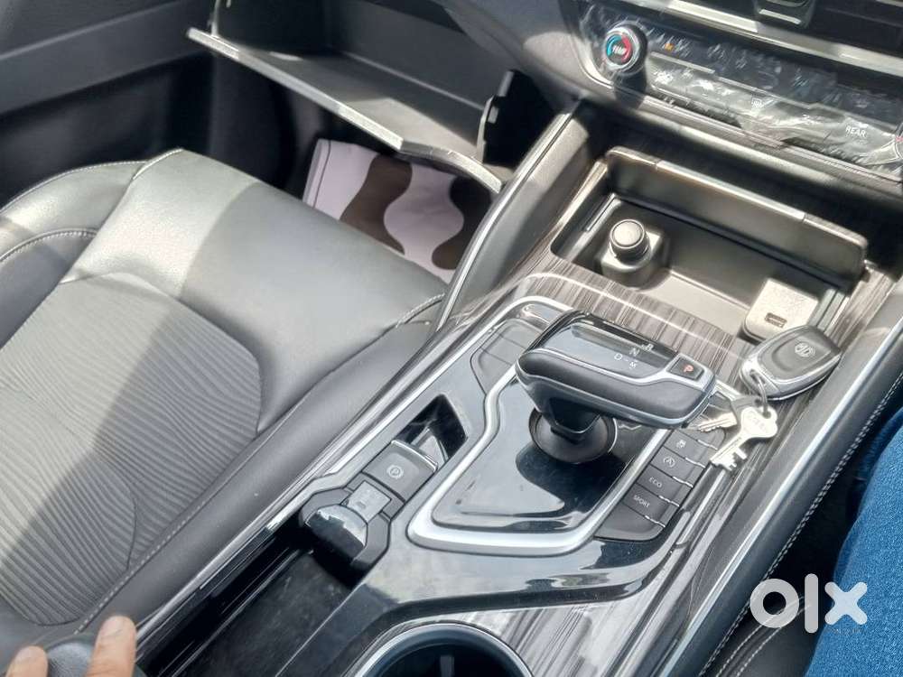 Mg Gloster, 7 Seater Suv 4×2 Super Model ,agate Red Color  Of 5th Year