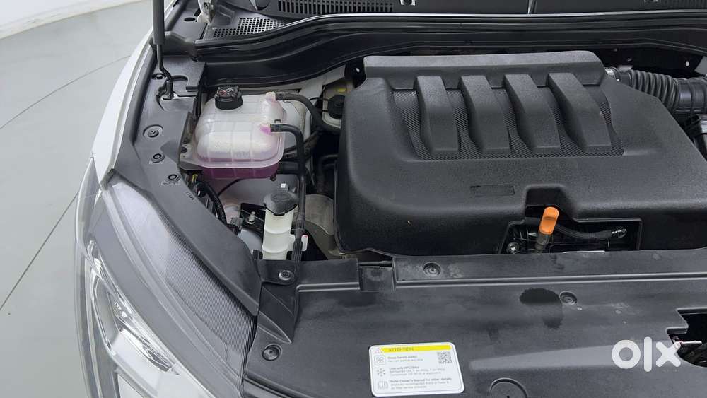 Mahindra Xuv700 2.0 Ax 5 Petrol Mt 7 Str, 2025, Petrol