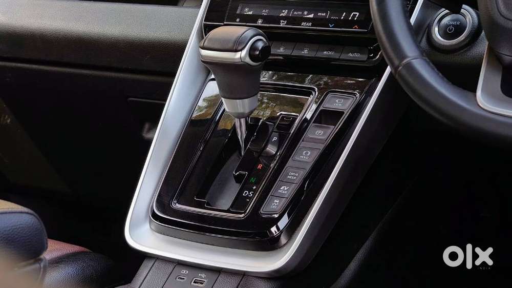 Toyota Innova Hycross