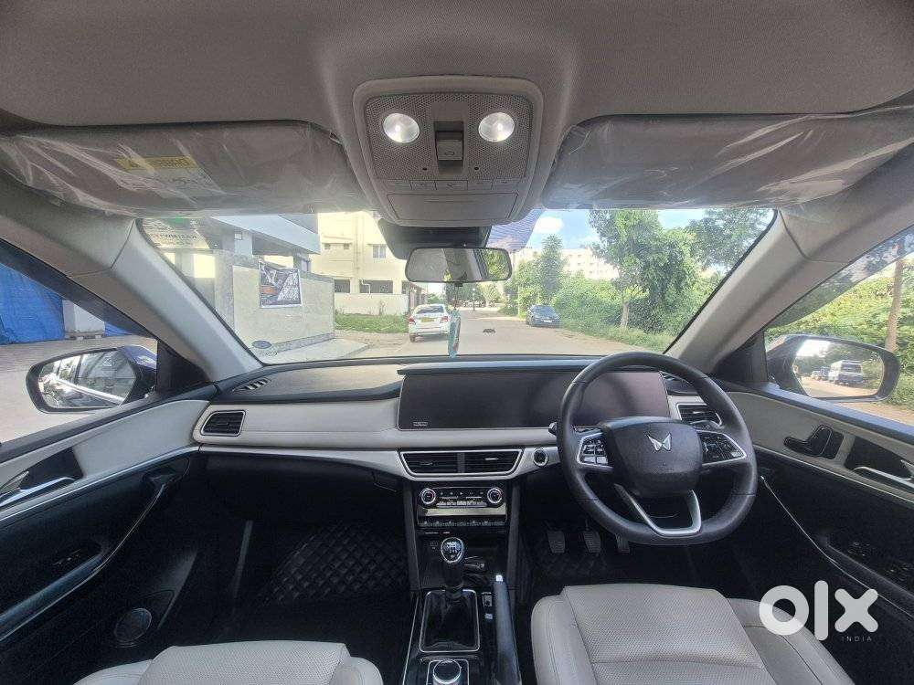 Mahindra Xuv700 2.0 Ax 7 Petrol Mt Str, 2024, Petrol