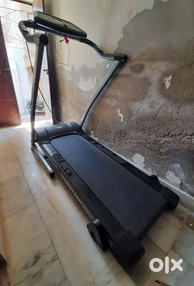 Afton treadmill bechni hai,kam chali hui hai,