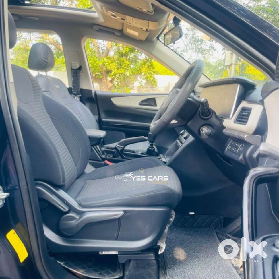 Mahindra Xuv700 2.0 Ax 5 Petrol Mt Str, 2022, Petrol