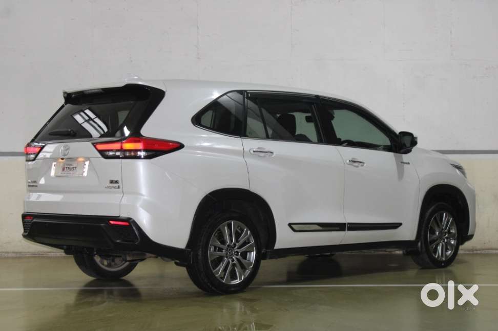 Toyota Innova Hycross 2.0 Zx (o) Hybrid 7 Str, 2023, Petrol