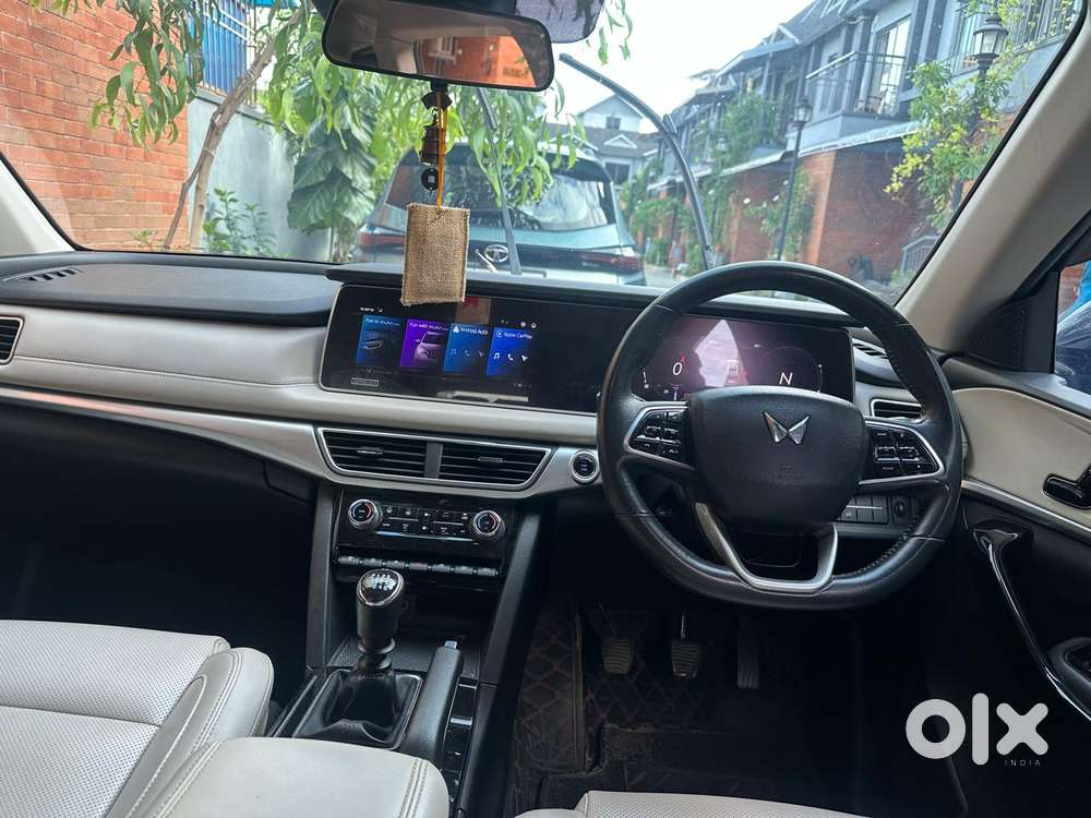 Mahindra Xuv700 2.0 Ax 7 Petrol Mt Str, 2022, Diesel
