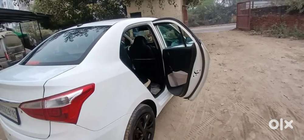 Hyundai Xcent White Colour