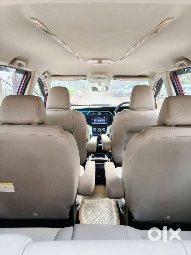 Mahindra Marazzo M8, 2018, Petrol