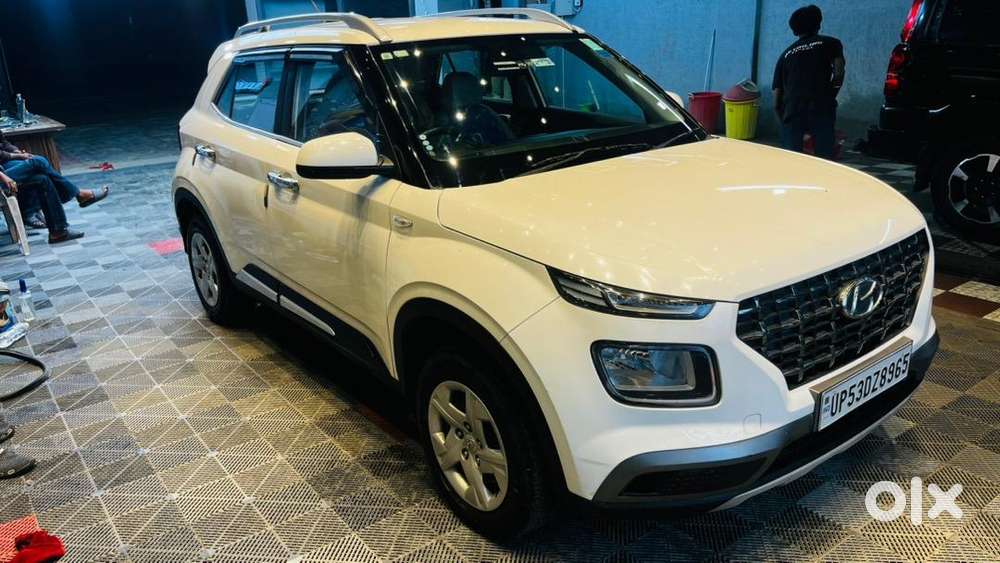 Hyundai Venue 2021 Petrol 23800 Km Driven
