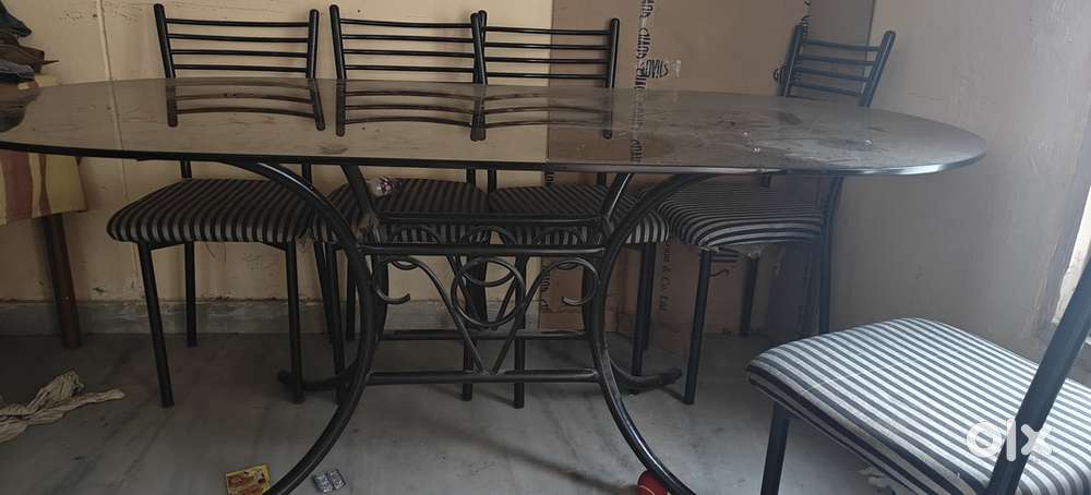 Luxorious glass table  with 6 chairs