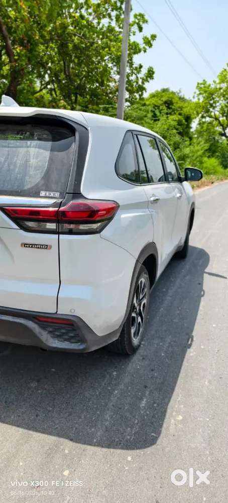 Maruti Suzuki Invicto Zeta Plus 2025