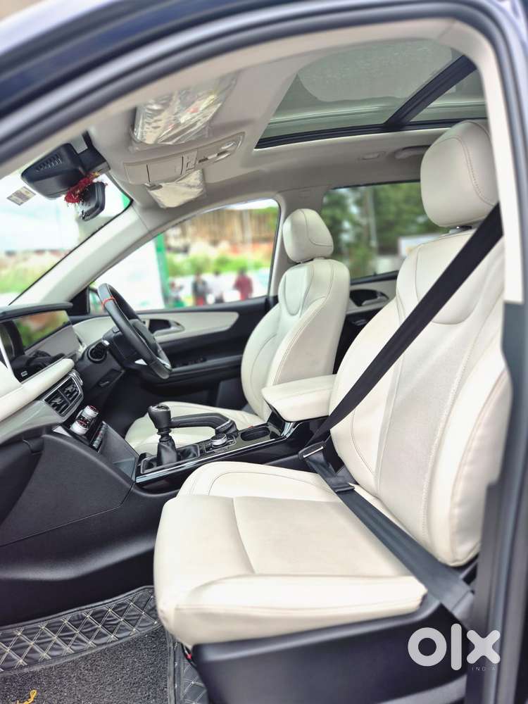 Mahindra Xuv700 2.0 Ax 5 Petrol Mt Str, 2023, Petrol