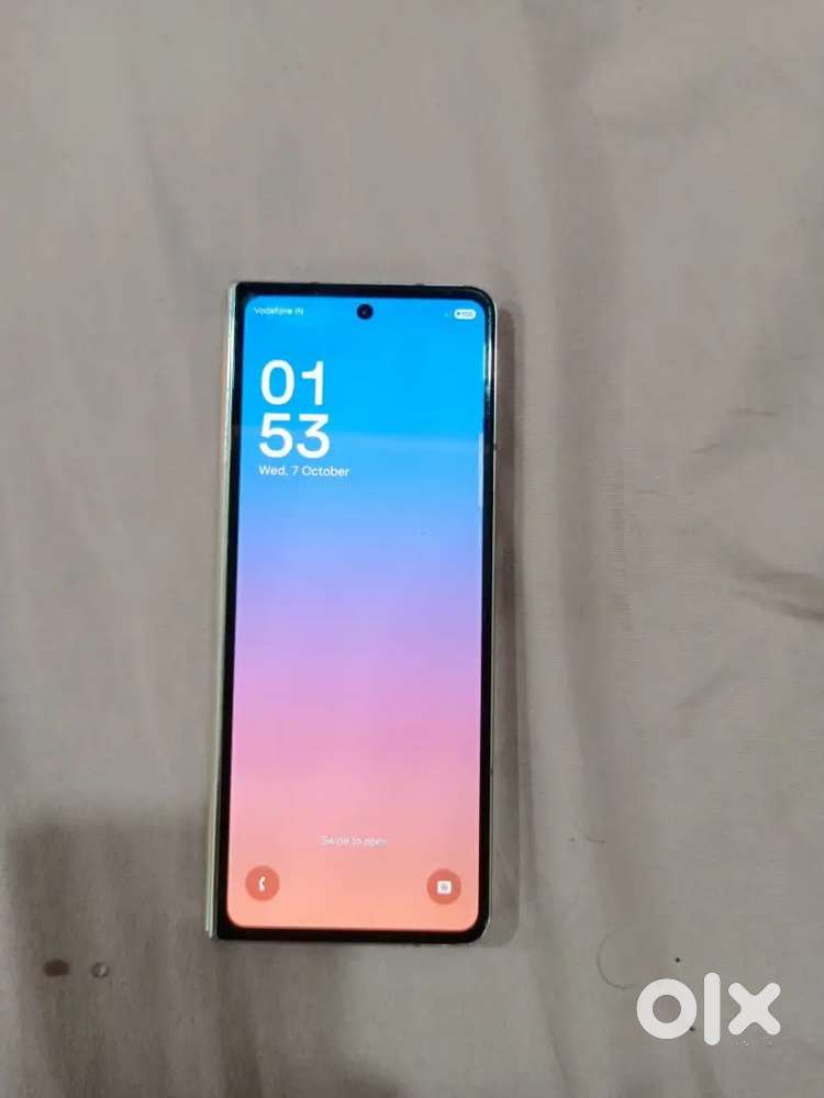 Fold 4 brand new condition inner display not working