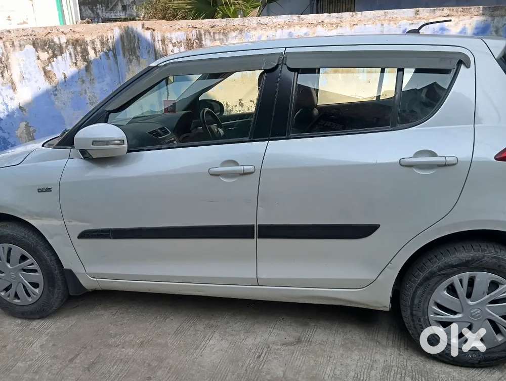 Arctic White Maruti Suzuki Swift 2017 Diesel 75000 Km Driven