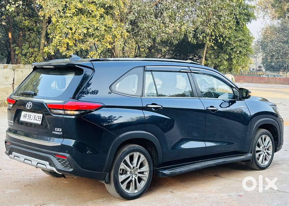 Toyota Innova Hycross