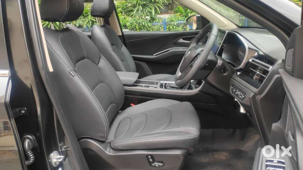 Mg Hector Plus Sharp Pro Blackstorm 1.5 Turbo Petrol Cvt 7 Str, 2025..