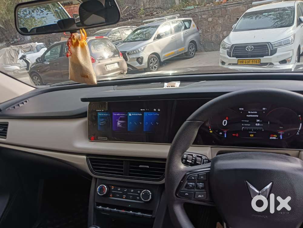 Mahindra Xuv700 2.0 Ax 5 Petrol Mt 7 Str, 2024, Petrol