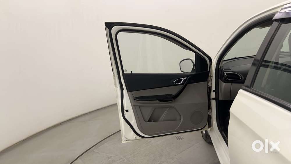 Tata Tiago Xza, 2017, Petrol