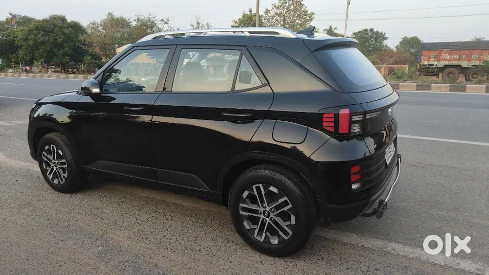 Hyundai Venue 2024 Petrol Well Maintained