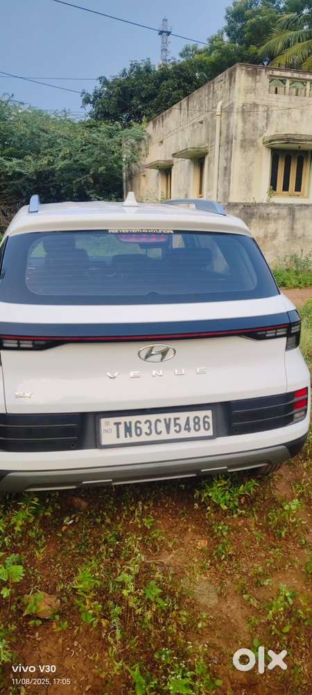 Hyundai Venue 2024 Petrol 28000 Km Driven