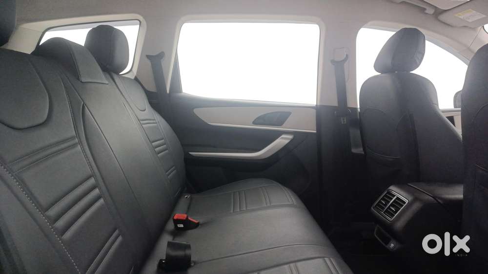 Mahindra Xuv700 2.0 Mx Petrol Mt 5 Str, 2022, Petrol