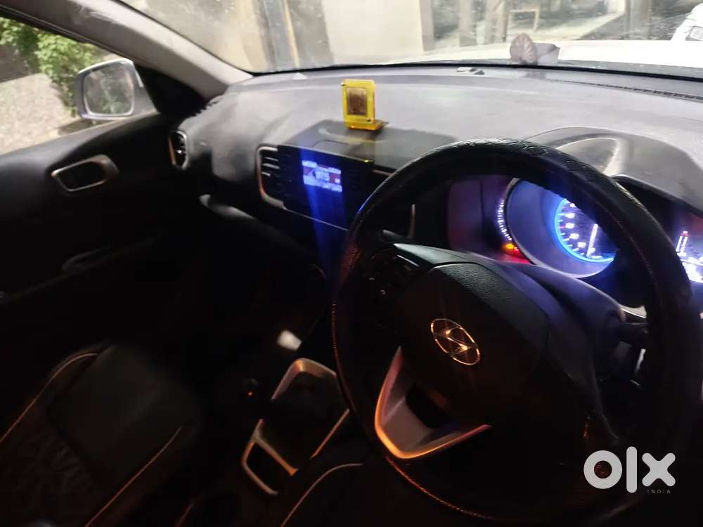 Hyundai Venue 2022 Petrol 22500 Km Driven