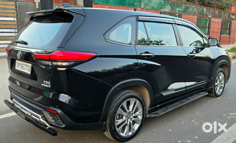 Toyota Innova Hycross