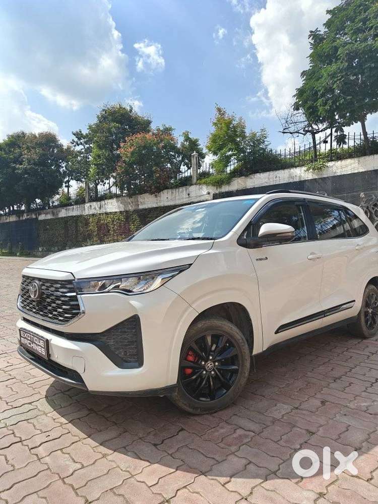 Toyota Innova Hycross