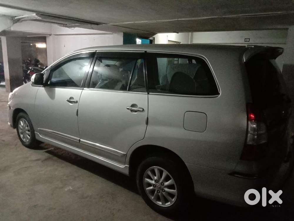 Innova 2.5 V 8 Seater