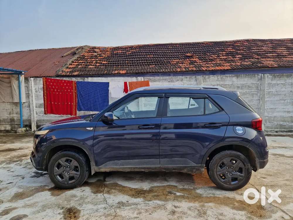 Hyundai Venue 2021 Petrol Manual Showroom Track Vehicle
