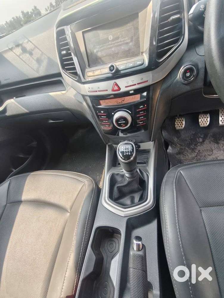 Mahindra Xuv300 W8 Option Dual Tone, 2022